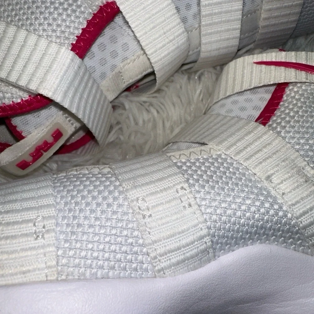 Nike 'Lebron Soldier 11' Kay Yow GS  918369-102 White Pink Cancer Sz 3y 4.5 Wm